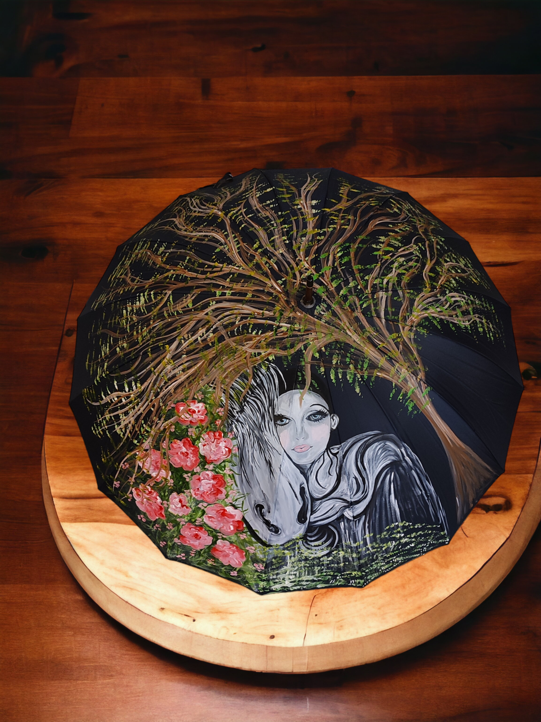 Mimo junto a un caballo, paraguas pintado a mano byMIRENE.